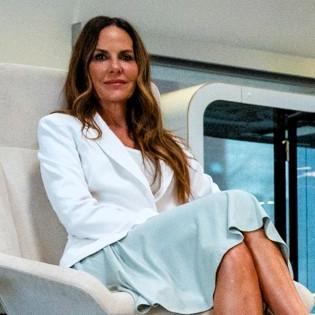 Headshot of Lynne Paris Ray